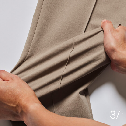 パンツのストレッチ性を強調した画像