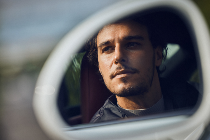 車のミラーに写る外人男性