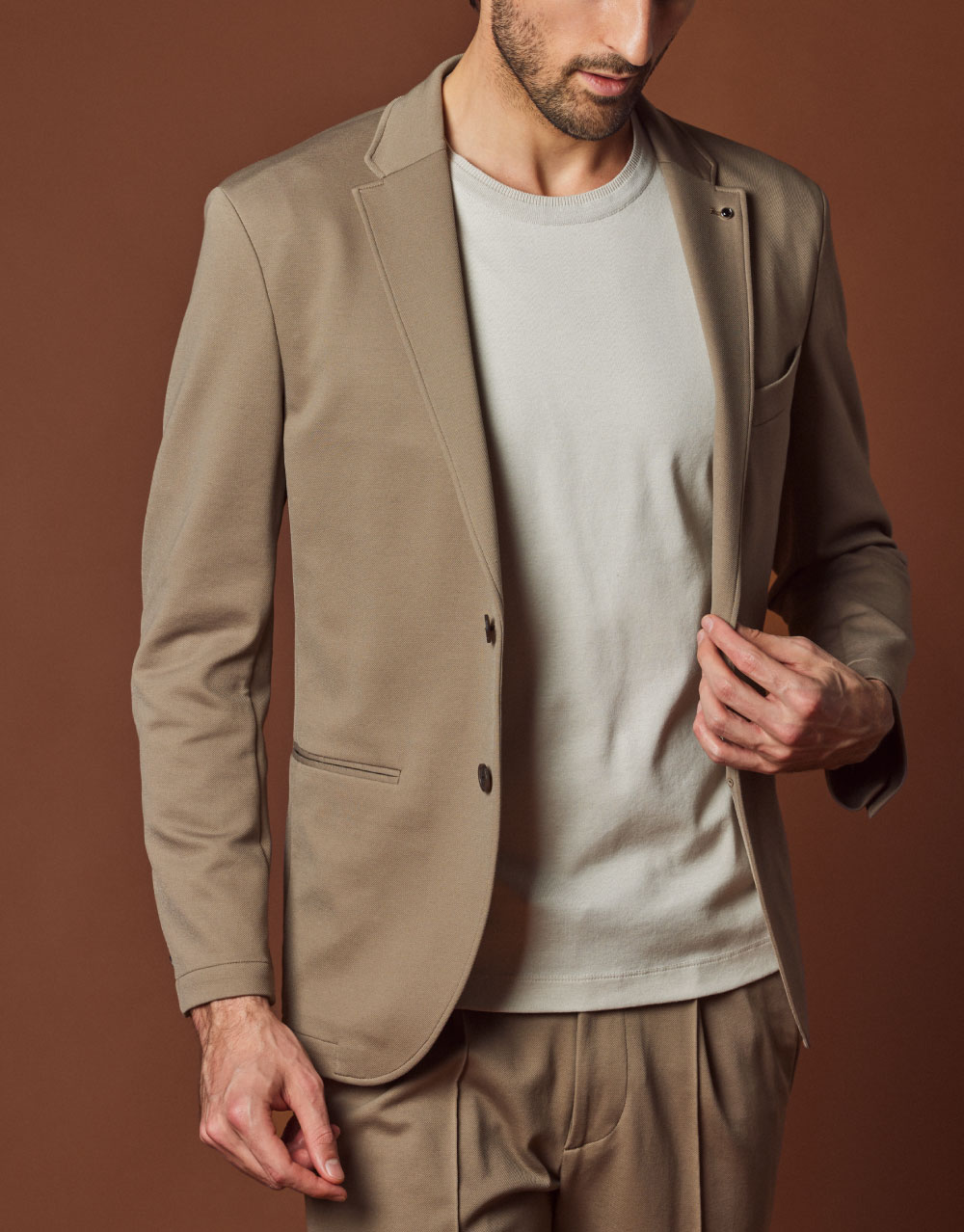 ＣＥＲＩＭＯＮＩＡ　セットアップＪＫ・ＷＥＧＮＥＲ　ショートスリーブ・ＣＥＲＩＭＯＮＩＡ　セットアップ　ＰＴ・ＤＥＶＩＣＥ　１　プレーンを着用した男性