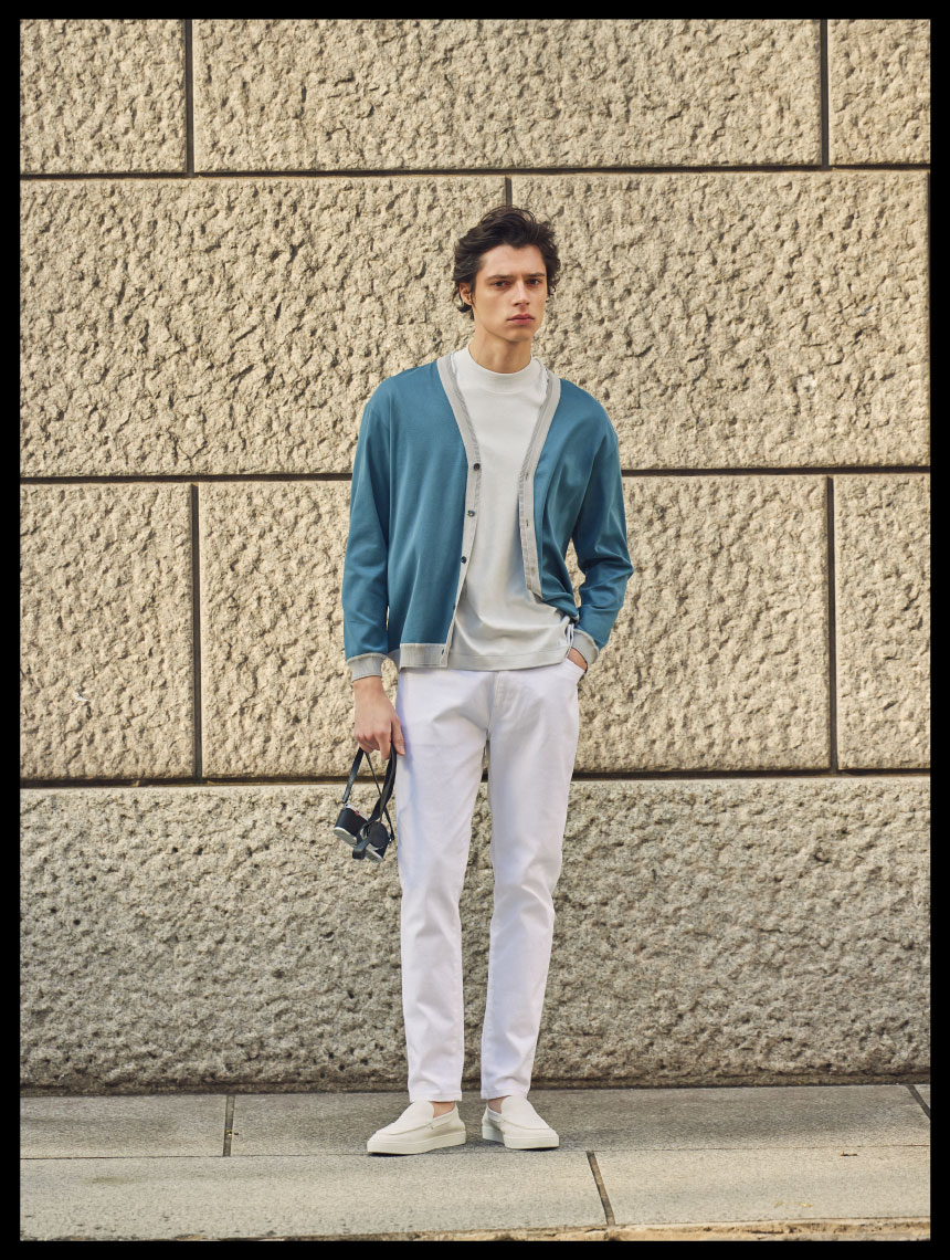 ＷＥＧＮＥＲ　カーディガン・ウォータースウェード　ティーシャツ・ＦＵＮＣＴＩＯＮ　ＤＥＮＩＭ・ＰＥＬＩＣＯ　ＳＵＮＮＹ　ＳＤスリッポンを着用した男性