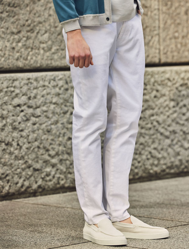 ＷＥＧＮＥＲ　カーディガン・ウォータースウェード　ティーシャツ・ＦＵＮＣＴＩＯＮ　ＤＥＮＩＭ・ＰＥＬＩＣＯ　ＳＵＮＮＹ　ＳＤスリッポンを着用した男性