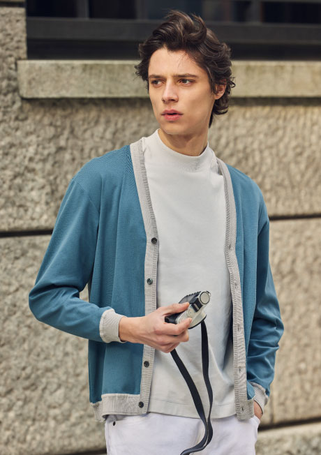 ＷＥＧＮＥＲ　カーディガン・ウォータースウェード　ティーシャツ・ＦＵＮＣＴＩＯＮ　ＤＥＮＩＭ・ＰＥＬＩＣＯ　ＳＵＮＮＹ　ＳＤスリッポンを着用した男性