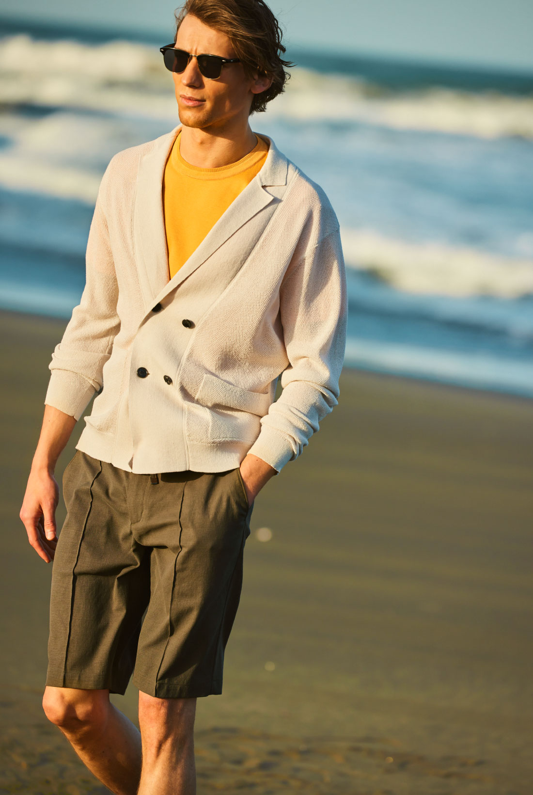 ハイブリッドリネン　ニットジャケット・ＷＥＧＮＥＲ　ショートスリーブ・ＰＥＬＩＣＯ　ＳＵＮＮＹ　ＳＤスリッポンを着用した男性