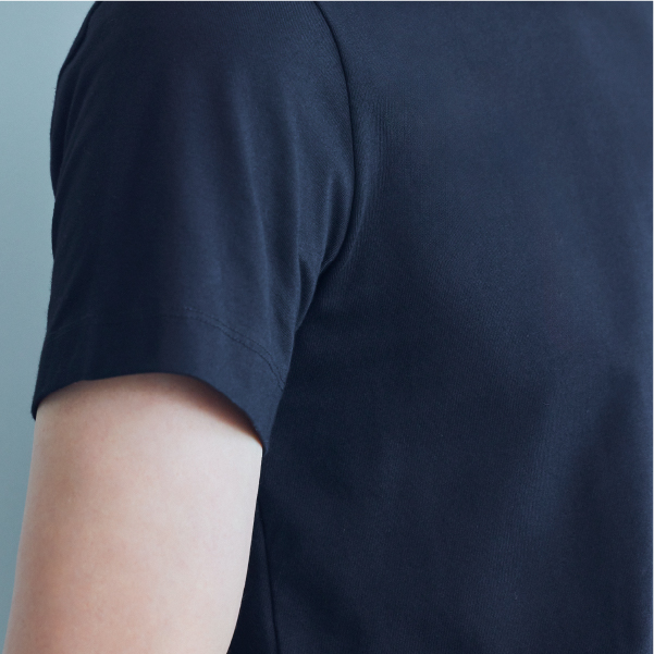 BUSINESSパックTシャツ (2枚組)を着用した男性