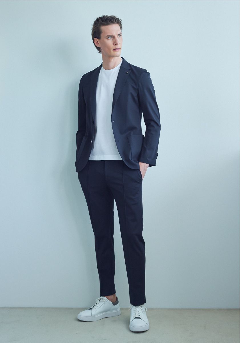 BUSINESSパックTシャツ (2枚組)を着用した男性