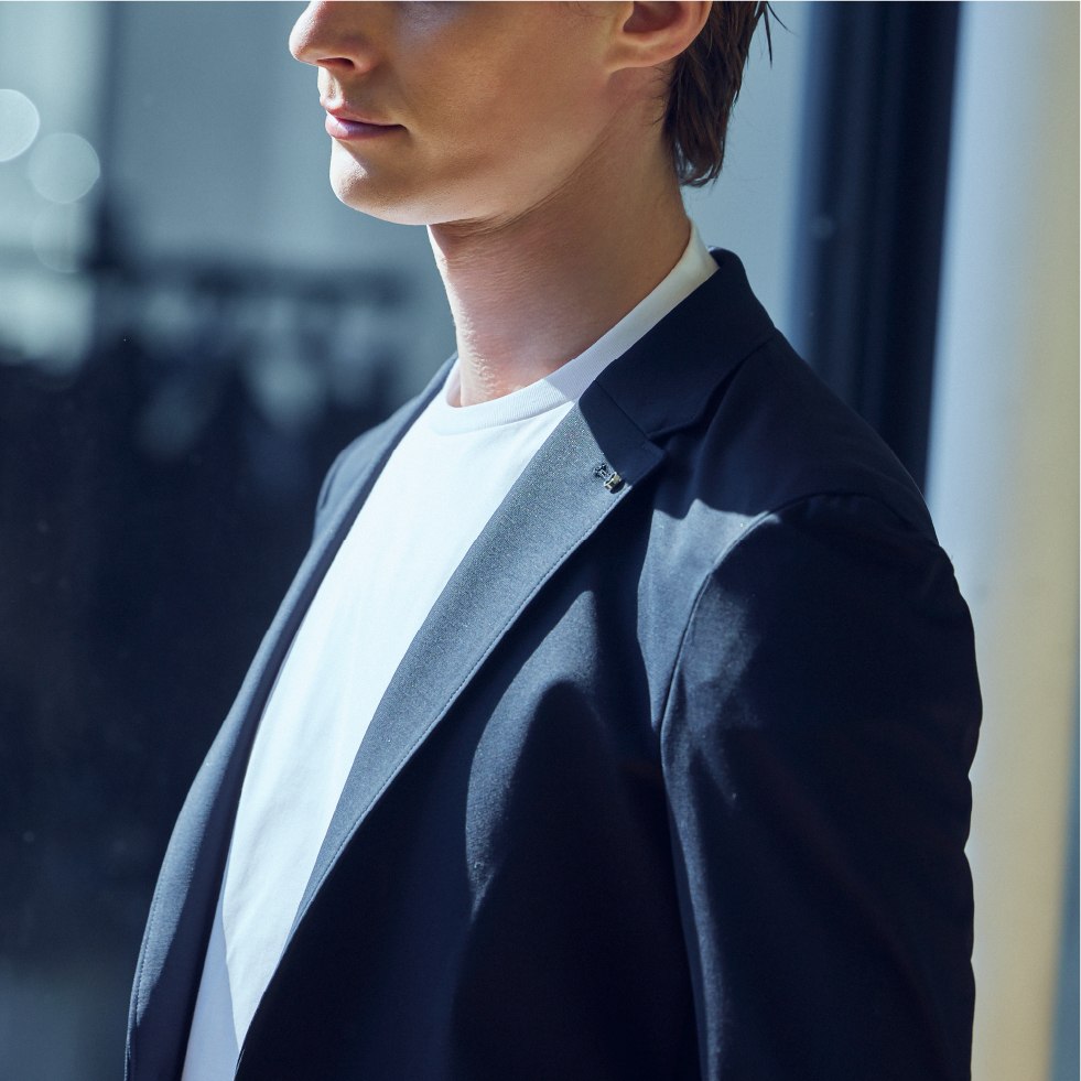 BUSINESSパックTシャツ (2枚組)を着用した男性