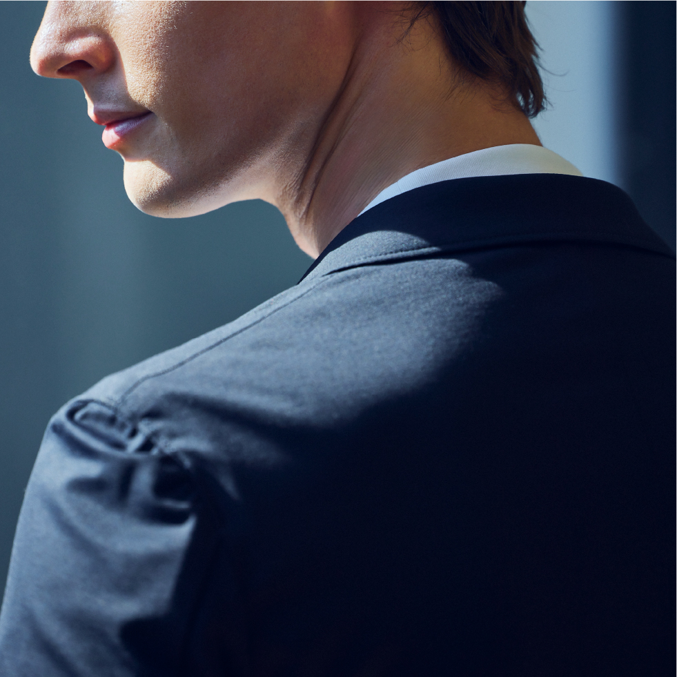 BUSINESSパックTシャツ (2枚組)を着用した男性