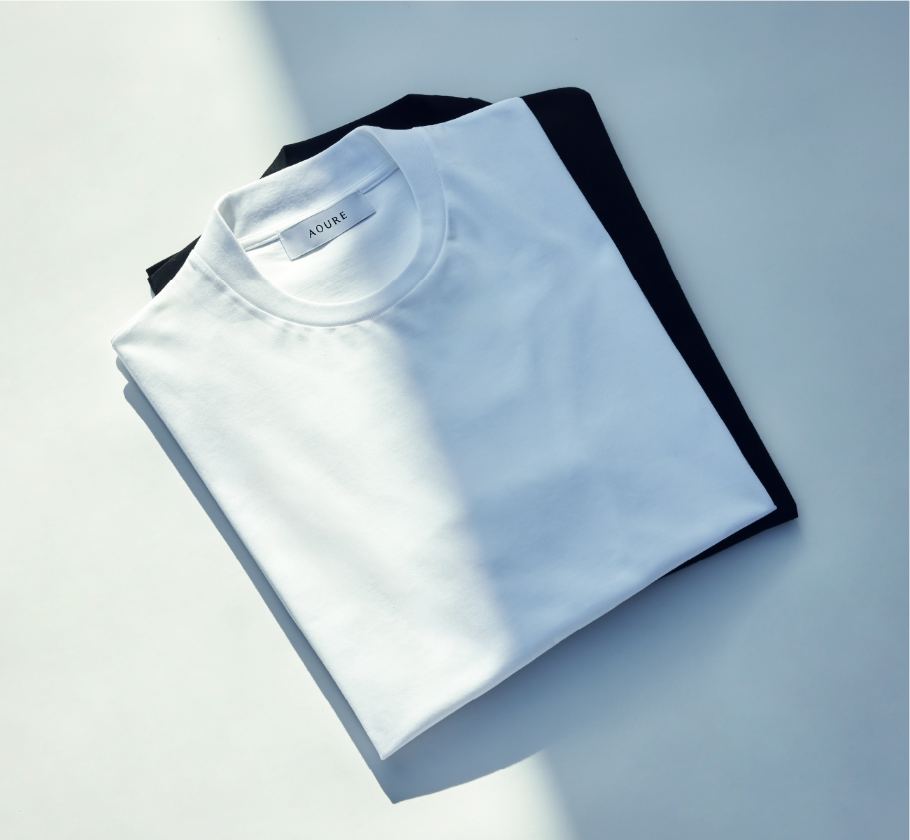 ナイロンストレッチ　セットアップＪＫ・ＬＵＭＥ　ＣＮショートスリーブニット・ナイロンストレッチ　セットアップＰＴ・ＤＥＶＩＣＥ　１　クロコスタンプを着用した男性