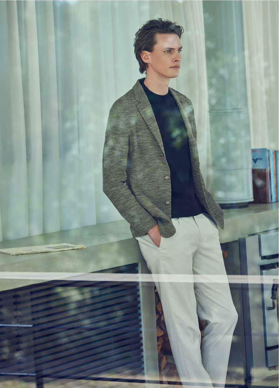 ナイロンストレッチ　セットアップＪＫ・ＬＵＭＥ　ＣＮショートスリーブニット・ナイロンストレッチ　セットアップＰＴ・ＤＥＶＩＣＥ　１　クロコスタンプを着用した男性