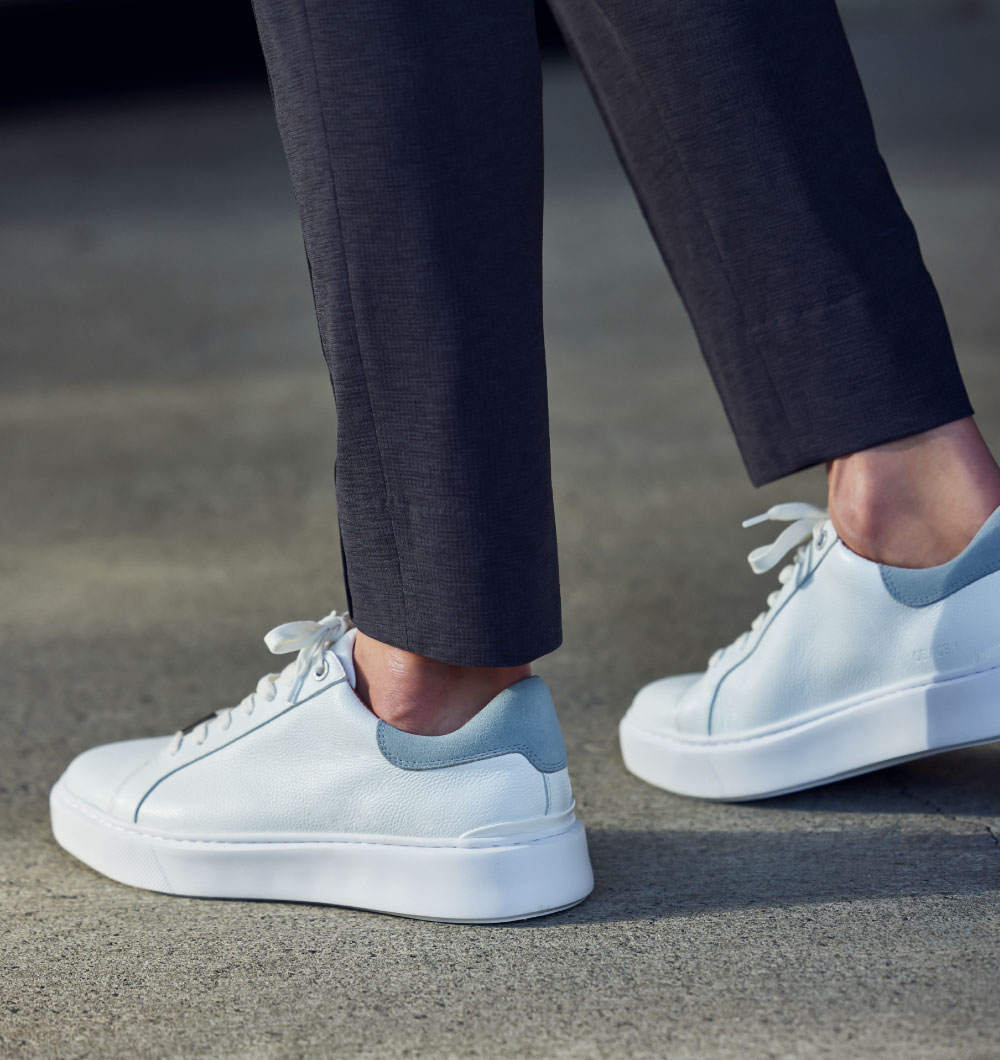 Ｆ．ＤＯＴＴＩ　セットアップジャケット・ＰＡＢＬＯ・Ｆ．ＤＯＴＴＩ　ＪＥＲＳＥＹ　ＳＵ　ＰＴ・ＤＥＶＩＣＥ　１　スェードヒールを着用した男性