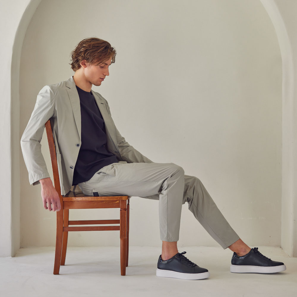 フェザークロス　セットアップＪＫ・ＰＡＢＬＯ・フェザークロス　セットアップＰＴ・ＤＥＶＩＣＥ　１　マーブルを着用した男性