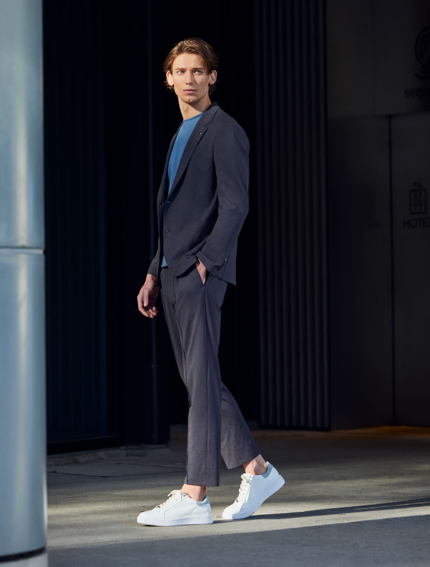 Ｆ．ＤＯＴＴＩ　セットアップジャケット・ＰＡＢＬＯ・Ｆ．ＤＯＴＴＩ　ＪＥＲＳＥＹ　ＳＵ　ＰＴ・ＤＥＶＩＣＥ　１　スェードヒールを着用した男性