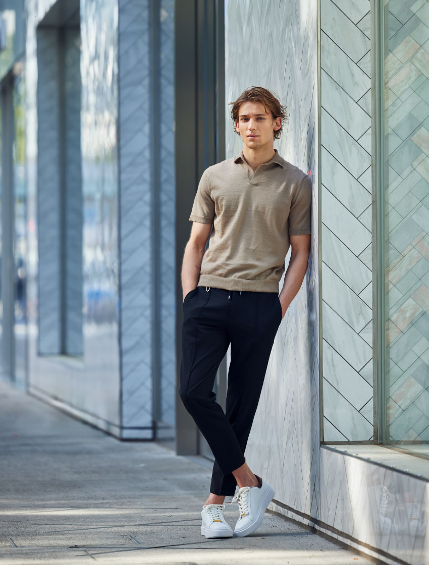 ハイブリッドリネン　スキッパーポロ・ＰＴ　ＭＡＬＰＥＮＳＡ　ＥＸ　　４Ｓ・ＤＥＶＩＣＥ　１　コードバンヒールを着用しだ男性