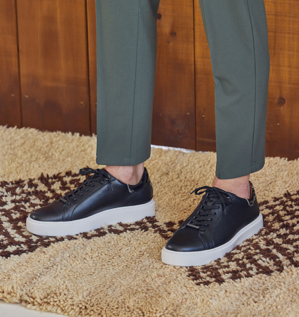 ＰＴ　ＭＡＬＰＥＮＳＡ　４ＳＥＡＳＯＮＳ・ＤＥＶＩＣＥ　１　マーブルを着用した男性