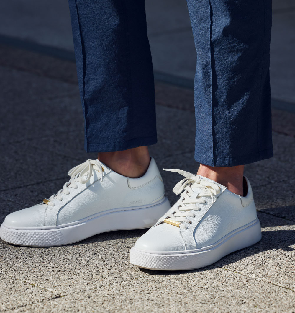 ハイサマー　ＮＹストレッチ　ＳＵ　ＰＴ・ＤＥＶＩＣＥ　１　プレーンを着用した男性