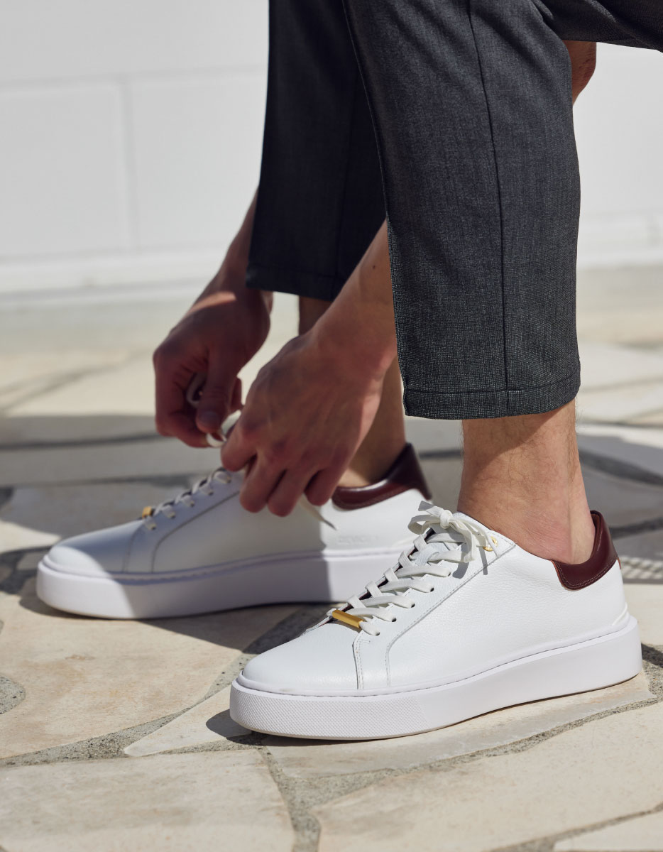 ＰＴ　ＭＡＬＰＥＮＳＡ　４Ｓ　ＰＨ・ＤＥＶＩＣＥ　１　コードバンヒールを着用した男性