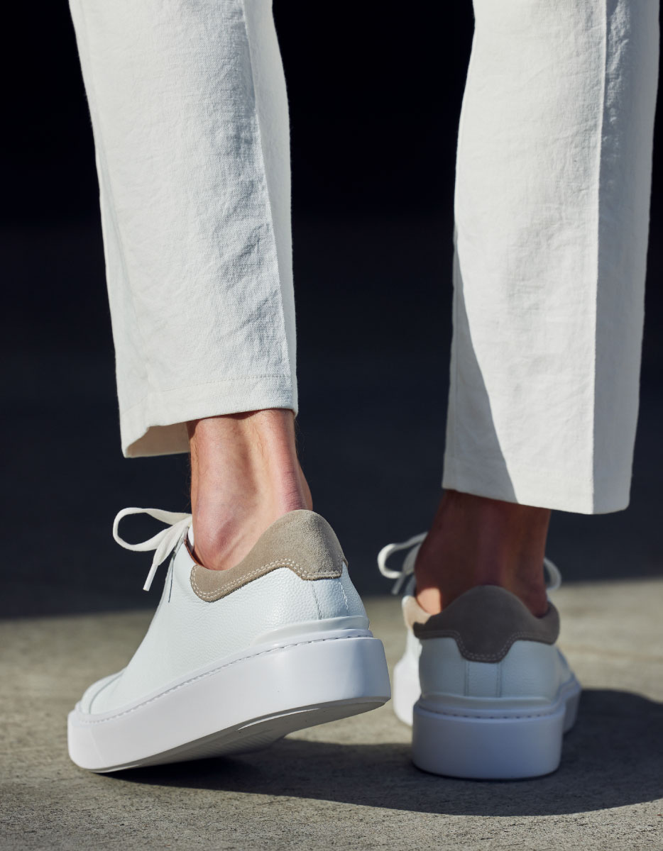 ＰＴ　ＭＡＬＰＥＮＳＡ　Ｓａｆａｒｉ・ＤＥＶＩＣＥ　１　スェードヒールを着用した男性