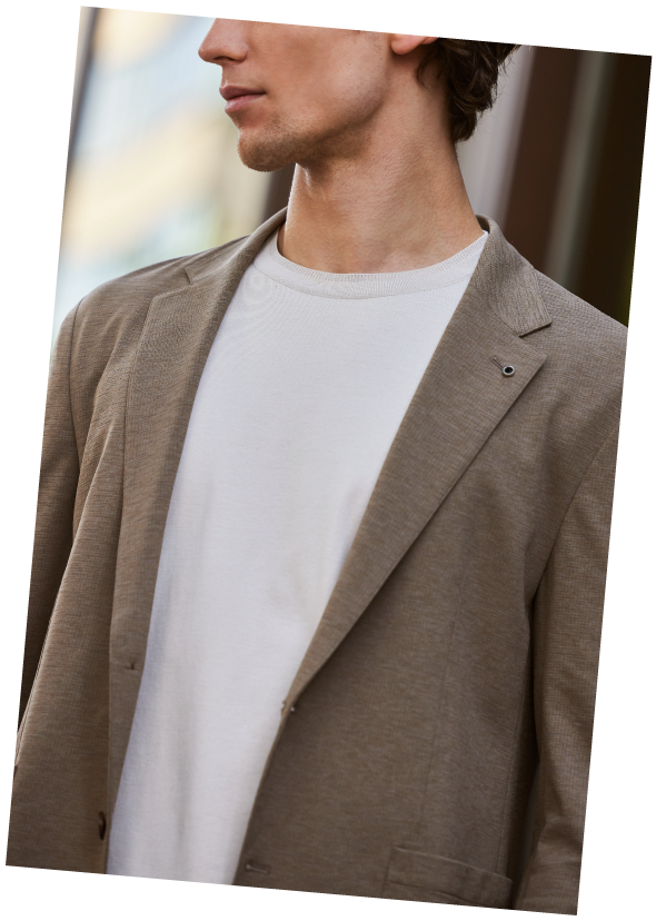 Ｆ．ＤＯＴＴＩ　ＪＥＲＳＥＹ　ＳＵ　ＪＫ・ＷＥＧＮＥＲ　ショートスリーブ・Ｆ．ＤＯＴＴＩ　ＪＥＲＳＥＹ　ＳＵ　ＰＴ・ＤＥＶＩＣＥ　１　スェードヒールを着用した男性