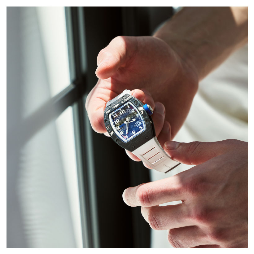 ＰＡＧＥＥ　ＳＥＣＯＮＤＯ・ＰＴ　ＭＡＬＰＥＮＳＡ　Ｓａｆａｒｉ・レザーサンダルを着用した男性
