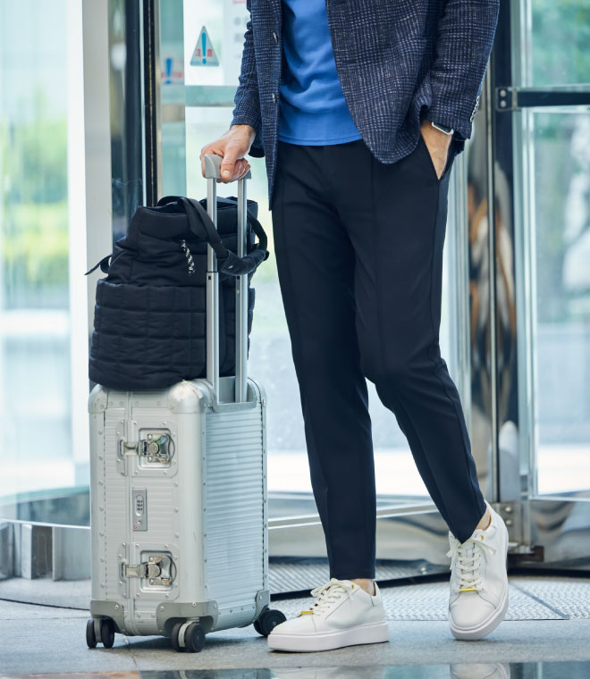 ＬＡＮＩＦＩＣＩＯ　ＲＯＭＡ　ＤＣＫ　Ｊ・ＦＩＯＲＥ　クルーネック・ＰＴ　ＭＡＬＰＥＮＳＡ　　４Ｓ・ＤＥＶＩＣＥ　１　プレーンを着用した男性