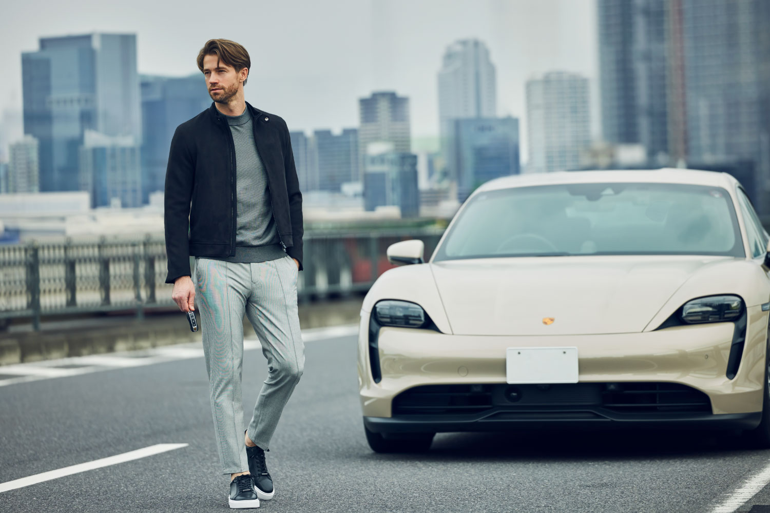 フェイクスェード　ライダースジャケット・マイクロボーダー　ニットティーシャツ・ＰＴ　ＭＡＬＰＥＮＳＡ　　４Ｓ　ＰＨ・ＤＥＶＩＣＥ　１　マーブルを着用した男性