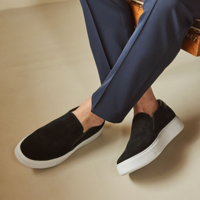 オーバーペンドライタッチカーディガン・ＰＡＢＬＯ　クルーネック　Ｓ／Ｓ・ＣＥＲＩＭＯＮＩＡ　ＰＴ　ツイルジャージ・ＤＥＶＩＣＥ１　ＳＬＩＰＯＮを着用した男性