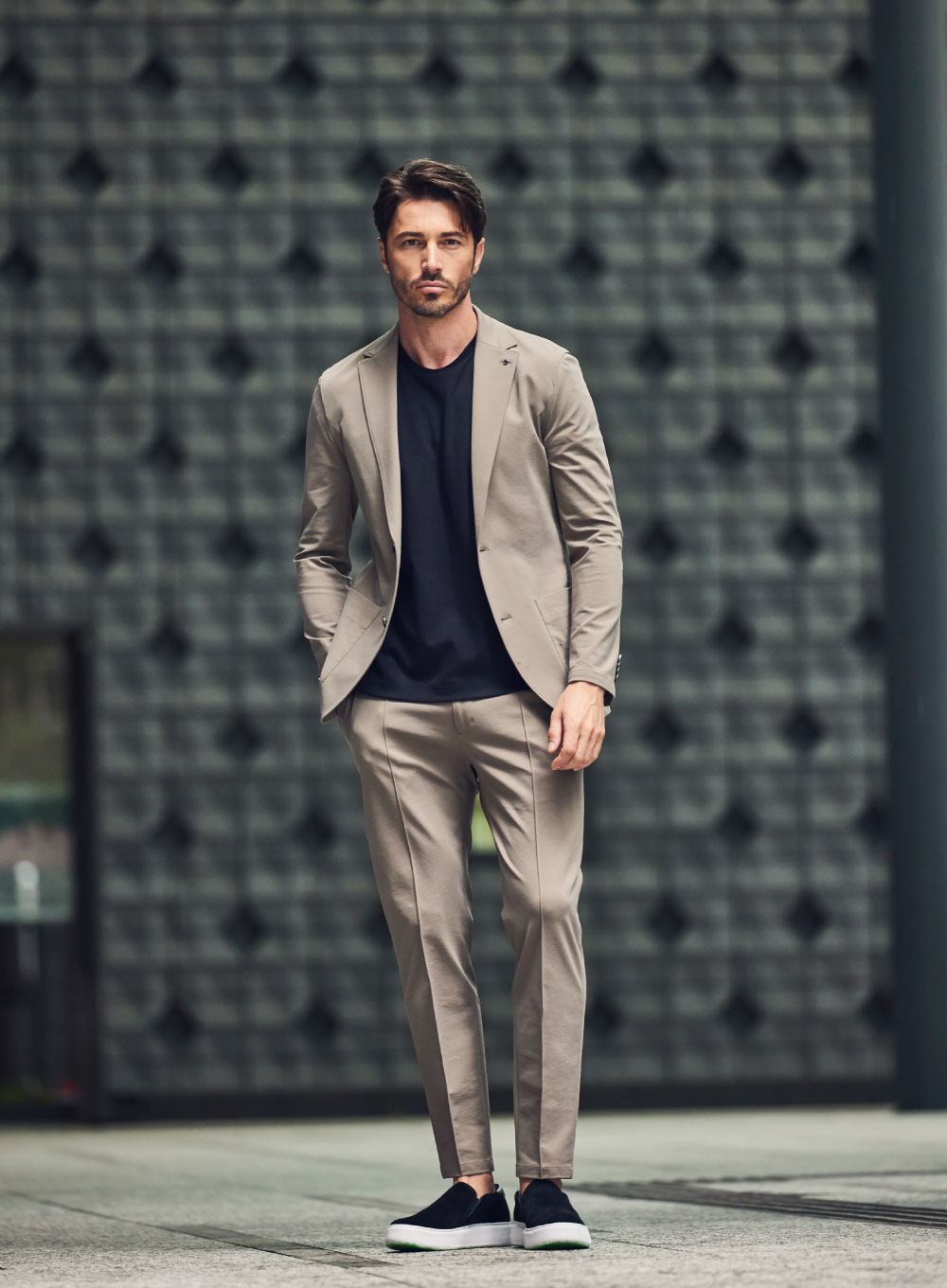 ＭＡＬＰＥＮＳ　ＳＵ　ＪＫ　ＳＬＤポンチ・ＰＡＢＬＯ　ビジネスティーシャツ・ＭＡＬＰＥＮＳ　ＳＵ　ＰＴ　ＳＬＤポンチ・ＤＥＶＩＣＥ１　ＳＬＩＰＯＮを着用した男性