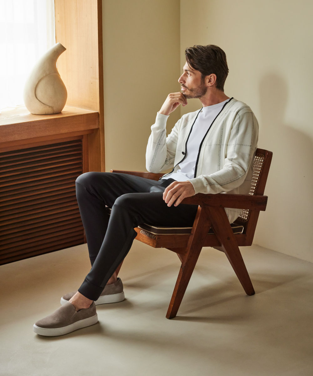 オーバーペンドライタッチカーディガン・ＰＡＢＬＯ　クルーネック　Ｓ／Ｓ・ＶＥＣＣＨＩＯ・ＤＥＶＩＣＥ１　ＳＬＩＰＯＮを着用した男性