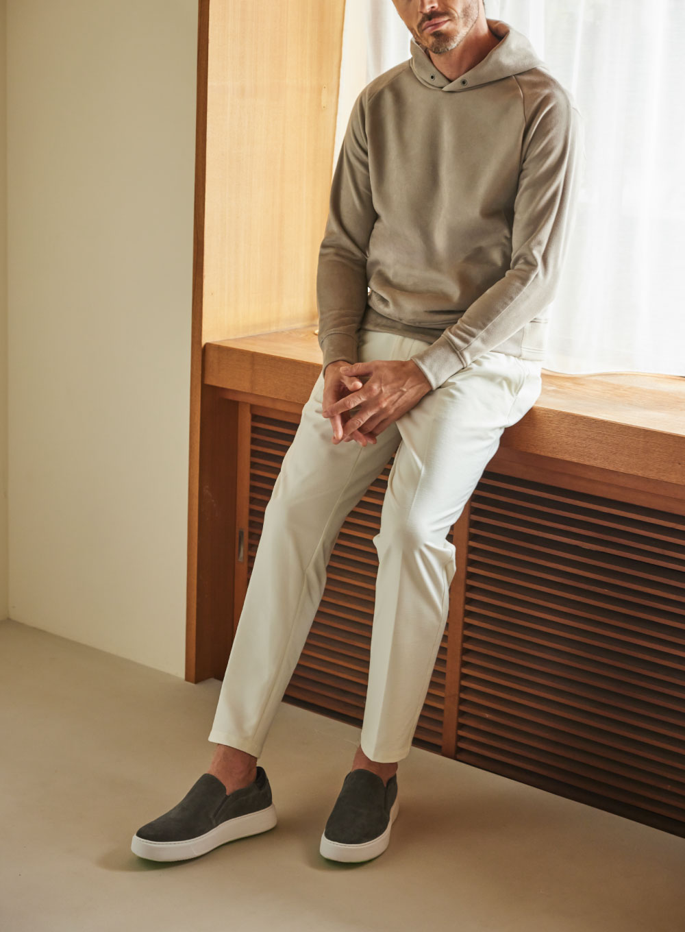 フェイクスウェードパーカ・ＴＥＣ．　ＣＨＩＮＯ　ＰＡＮＴＳ・ＤＥＶＩＣＥ１　ＳＬＩＰＯＮを着用した男性