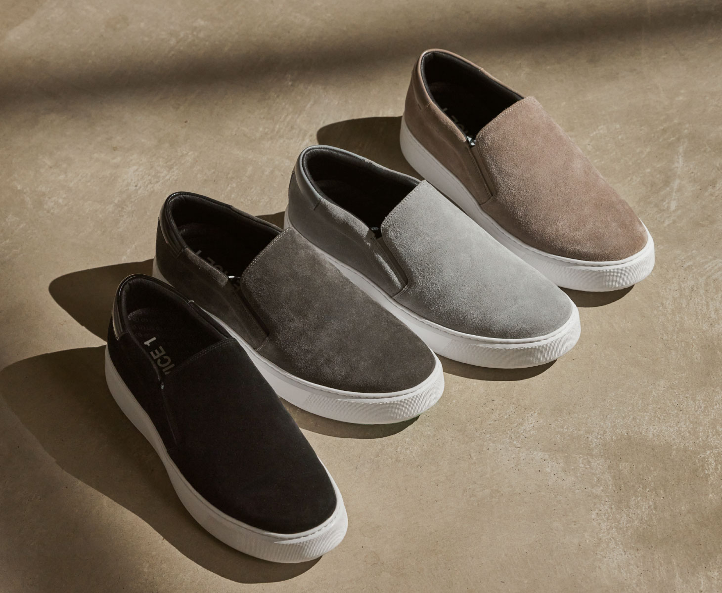 CHARCOAL GRAY・LIGHT GRAY・BLACK・BEIGEの4色カラーの靴が並んでいる