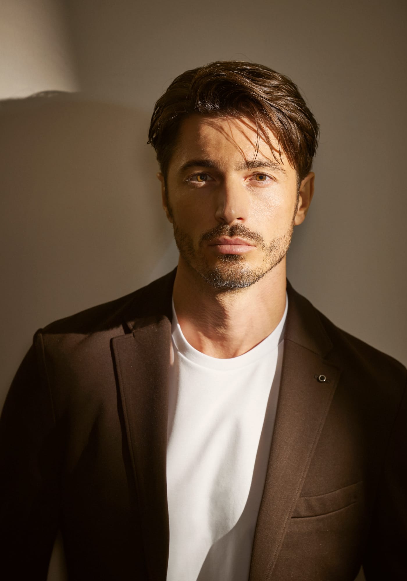 【CERIMONIA】ブライトツイルジャージ ジャケット、PABLO ビジネスTシャツを着用して正面を向いている男性モデルの画像