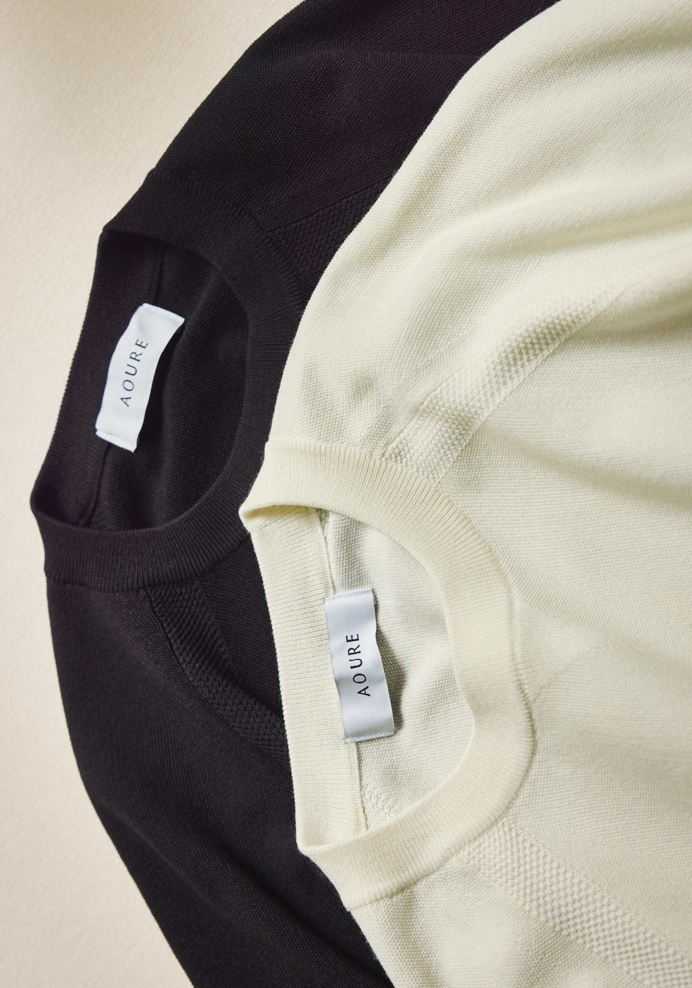 テックスブリッド クルーネックニットが二枚重なっている画像