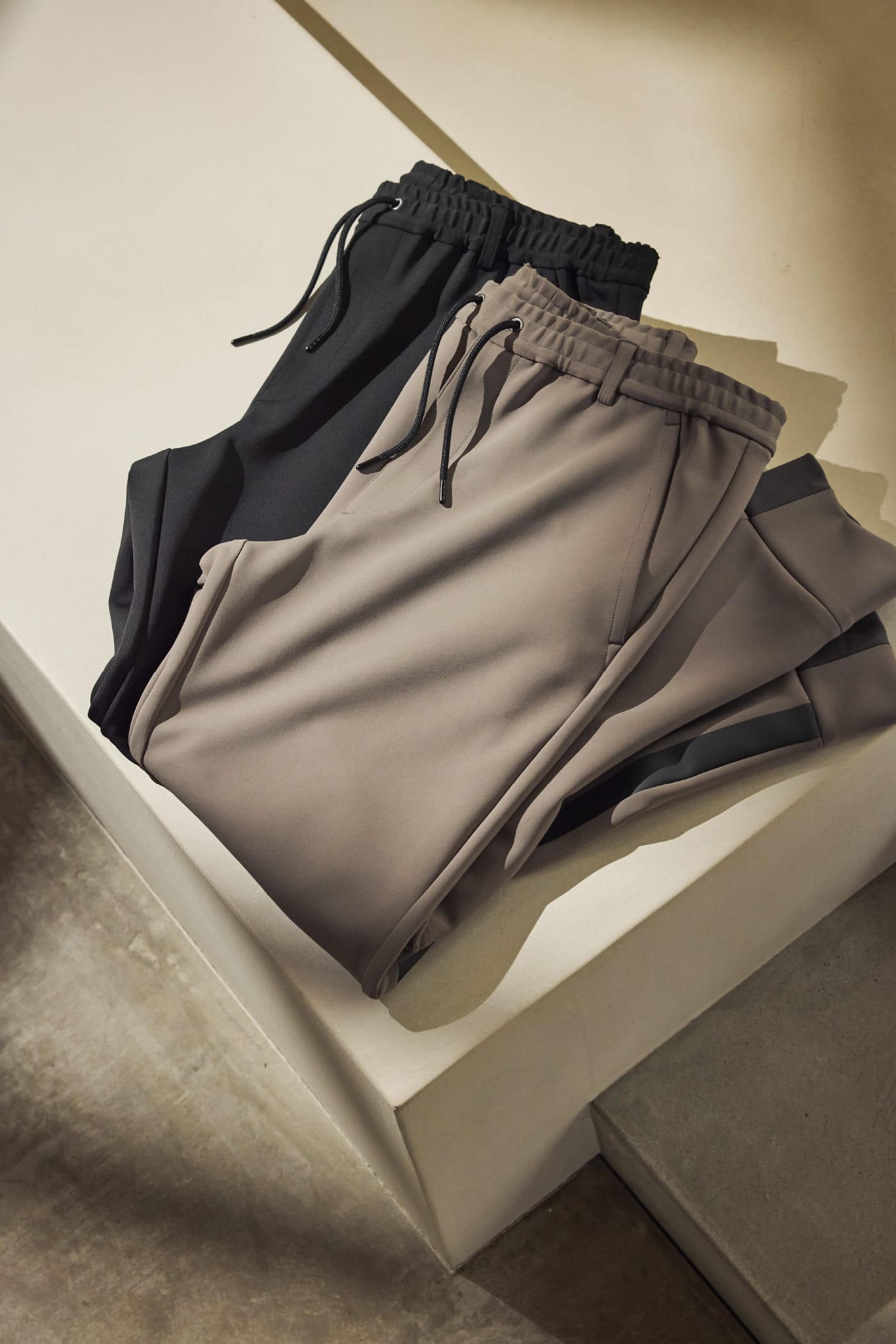 VECCHIO パンツが折り畳まれており、二枚重なっている画像