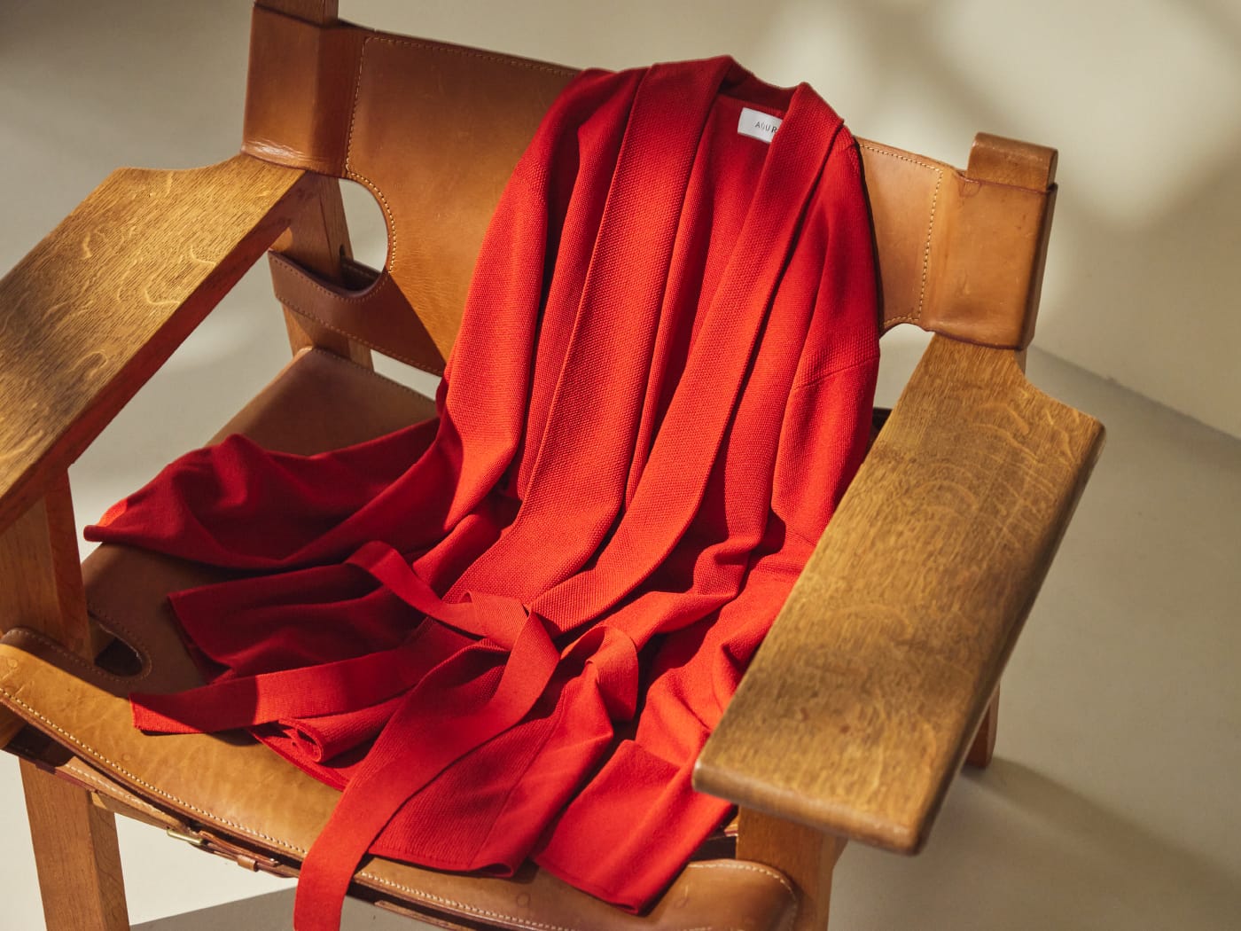 テックスブリッドショールカーディガンが椅子にかかっている画像gazou