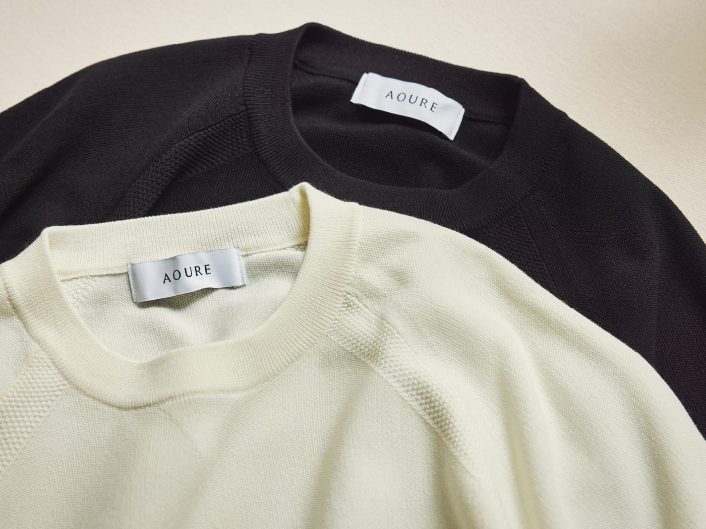 テックスブリッド クルーネックニットが二枚重なっている画像