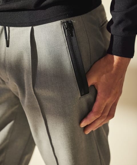 LINATE PANTSを着用している男性の左ポケット部分のアップ画像