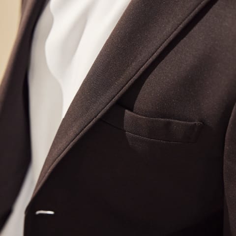 【CERIMONIA】ブライトツイルジャージ ジャケットの胸ポケット部分アップ画像