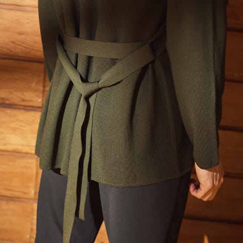 テックスブリッドショールカーディガン、VECCHIO パンツを着用している男性モデルの腰部分をアップにしている画像nisiteirugazou