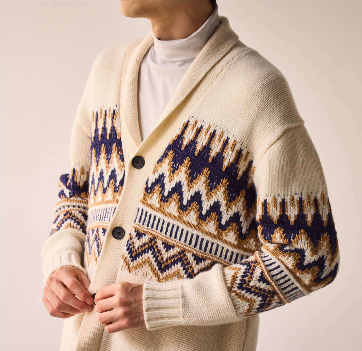 カウチンジャケット・ウォータースウェード　タートルネックＬＳ・ＰＴ　ＳＩＥＮＡ・ＥＣ限定　ＤＥＶＩＣＥ１　バッファローを着用した男性