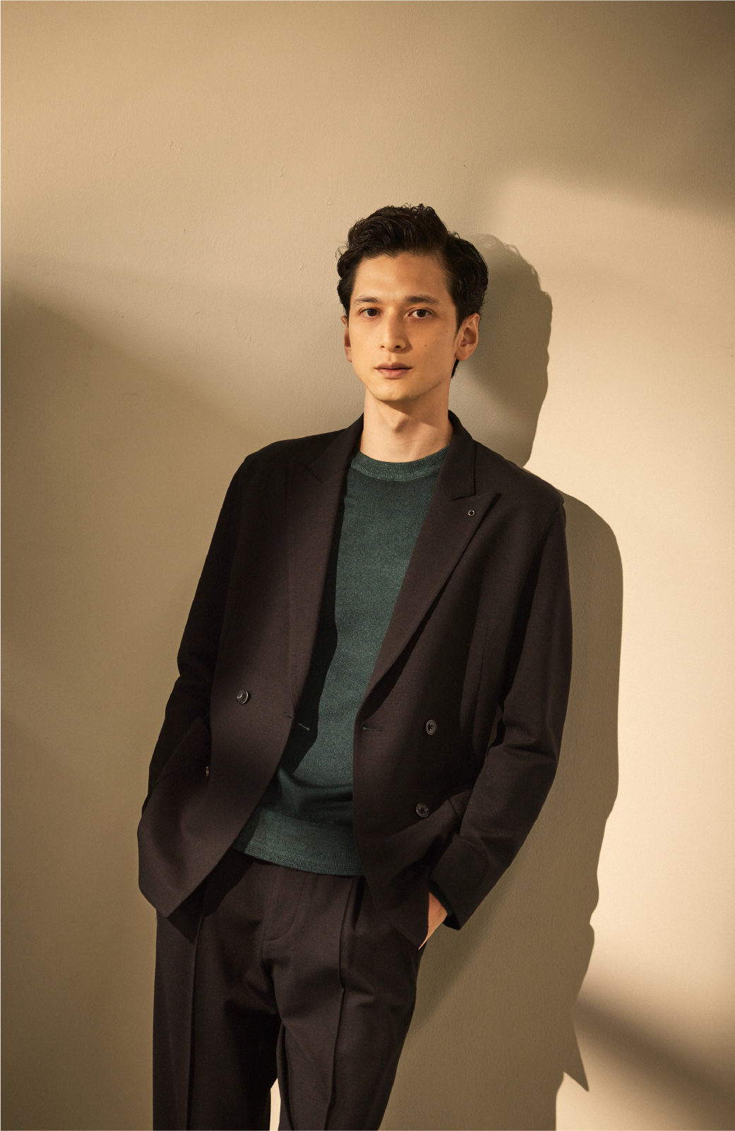 ミラノリブ　カジュアルＳＥＴＵＰ　ＪＫ・ＮＥＶＥ　クルーネック・ミラノリブ　カジュアルＳＥＴＵＰ　ＰＴを着用した男性