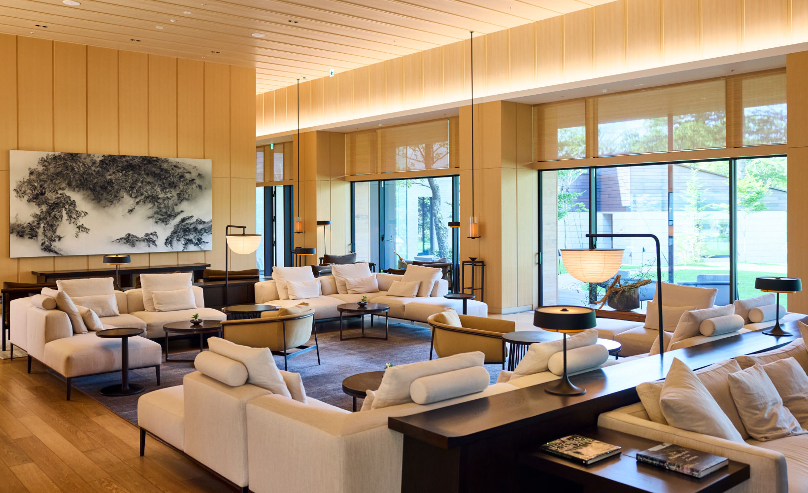 ソファーが大量に置かれているかなり広いホテルのエントランスの様子