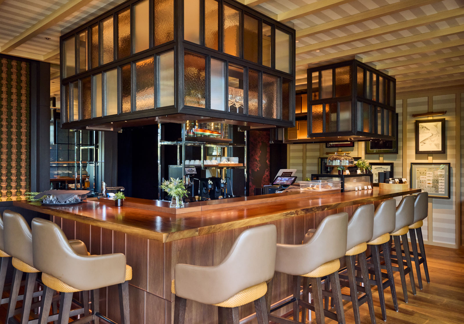 ホテルに設置されている大人っぽい雰囲気のあるバーカウンターの様子