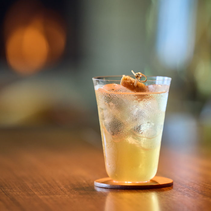 ホテルに設置されている大人っぽい雰囲気のあるバーカウンターに置いてあるドリンク