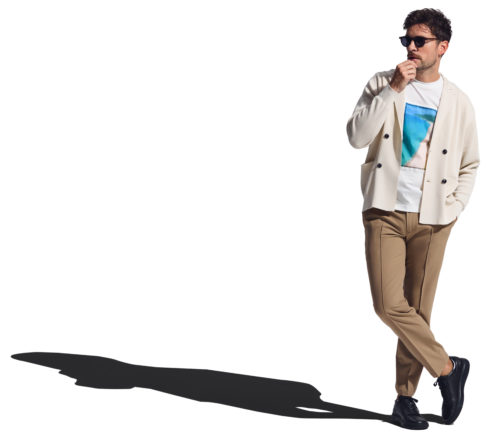 オフホワイトのジャケット・ベージュのパンツ・ブラックのスニーカーを着用した男性
