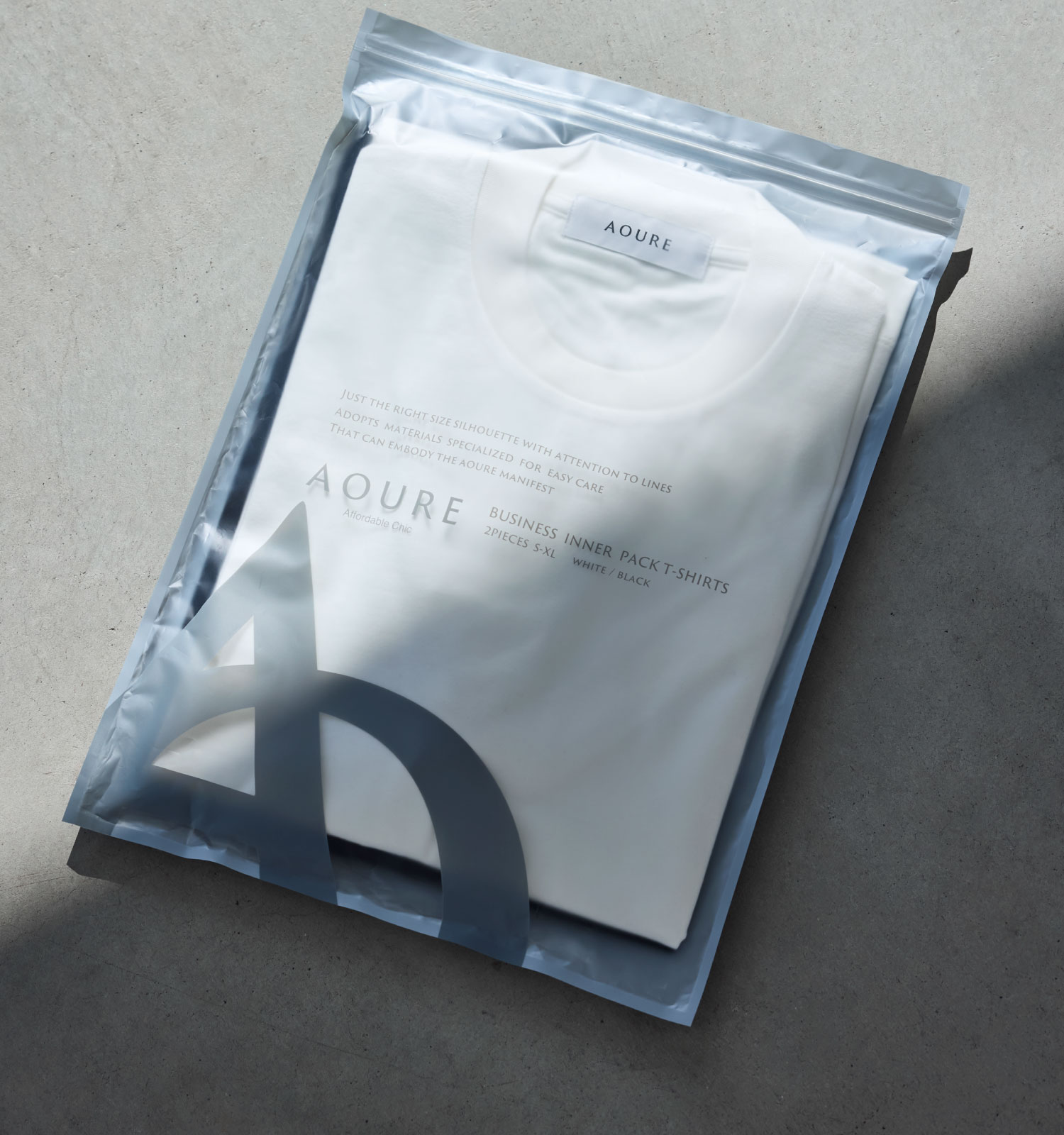袋に入っているPACK T-SHIRTが置かれている様子