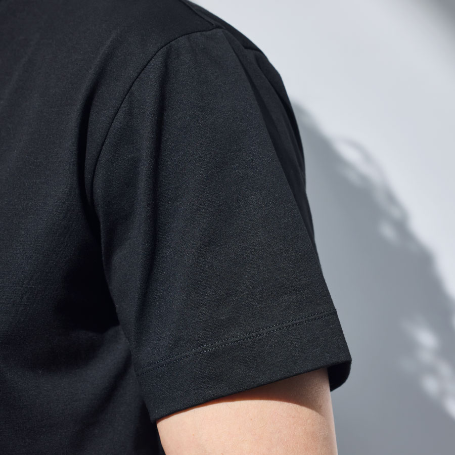 ブラックのPACK T-SHIRTを着用している男性