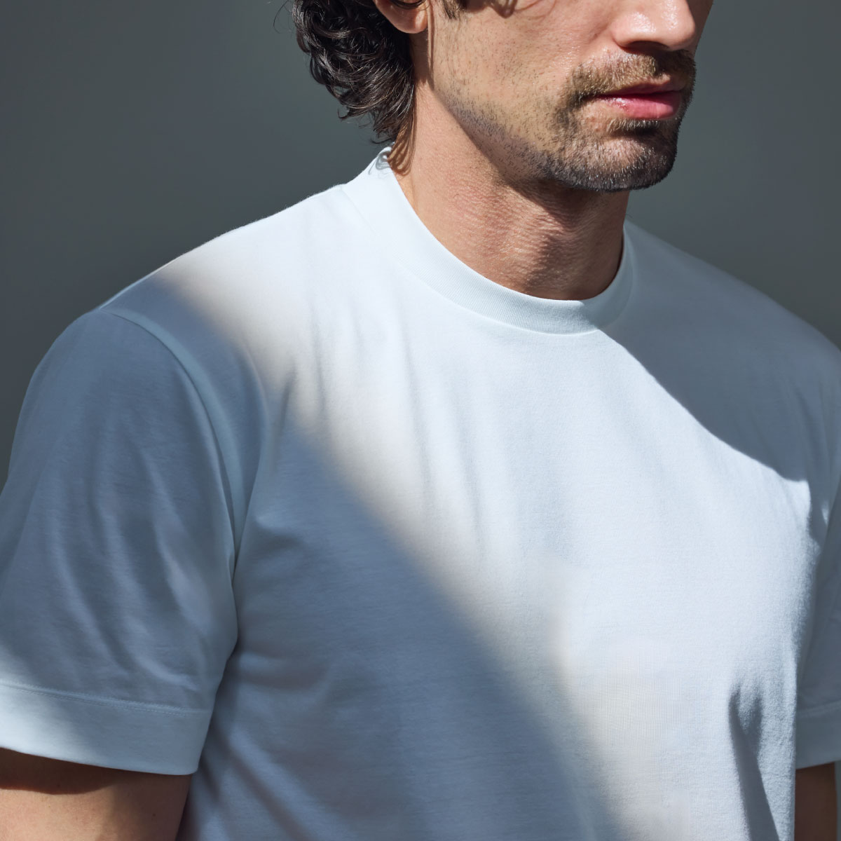 ホワイトのPACK T-SHIRTを着用している男性