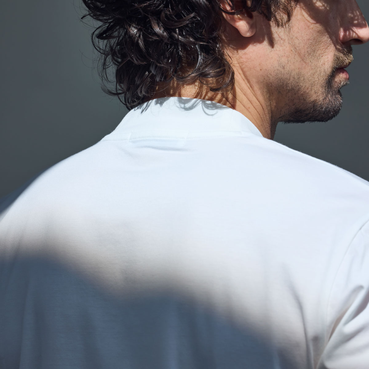 ホワイトのPACK T-SHIRTを着用している男性