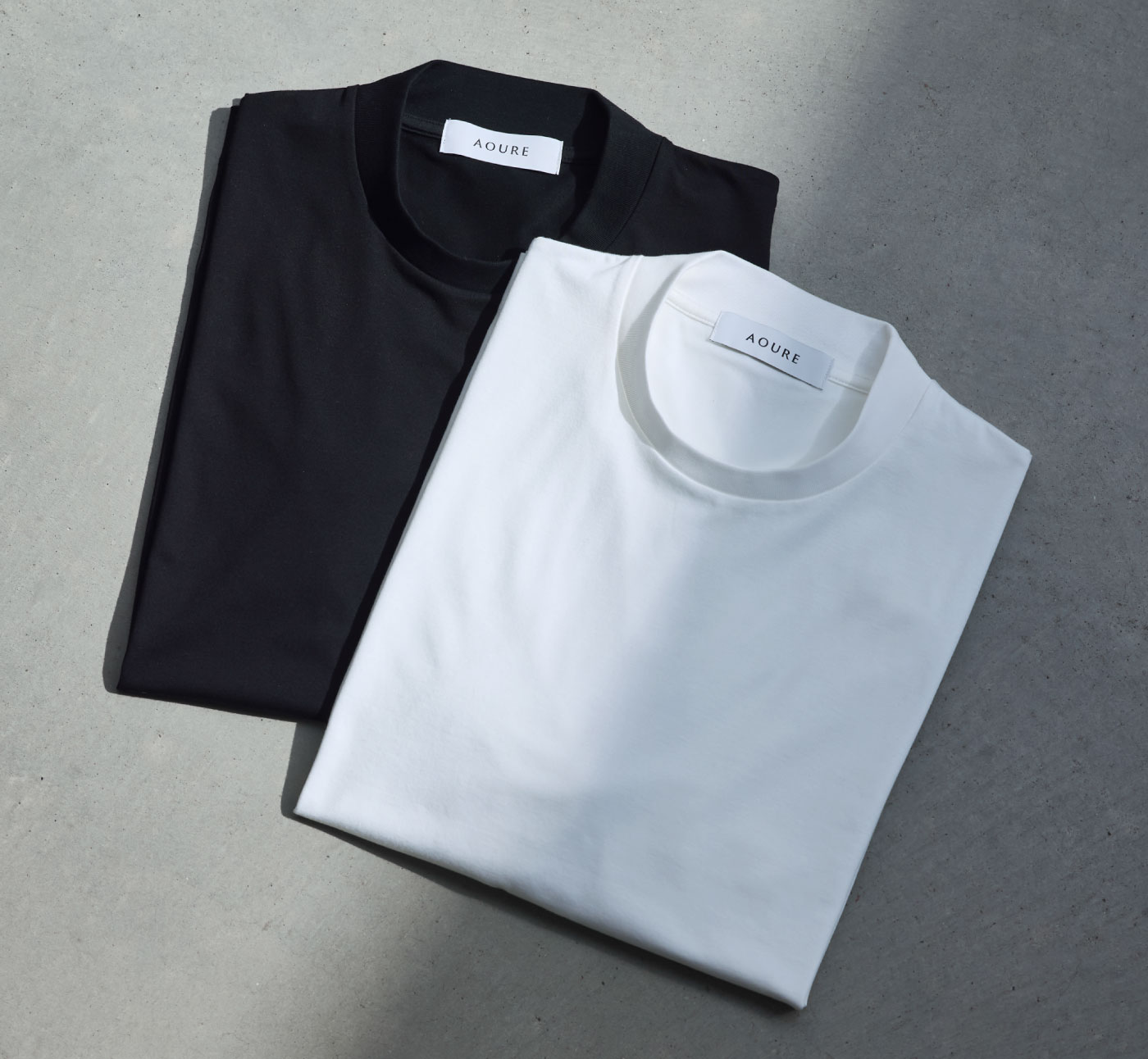 ホワイト・ブラックの2色のPACK T-SHIRTが置かれている様子