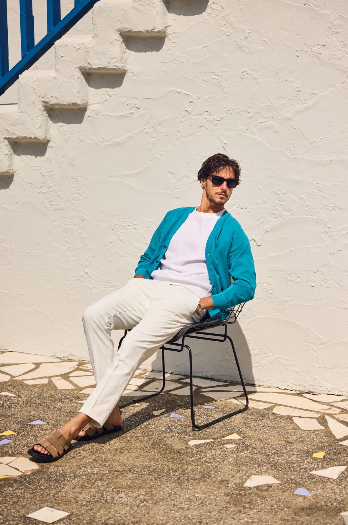 ＮＥＶＥ　ＳＵＭＭＥＲニットカーディガン&ＮＥＶＥ　ＳＵＭＭＥＲニットコンビティー&ＰＴ　ＭＡＬＰＥＮＳＡ　Ｓａｆａｒｉを着た男性